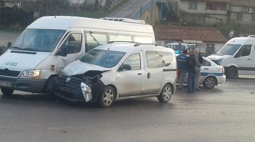 Ev T&uuml;p&uuml; Taşıyan Ticari Ara&ccedil; Servis Minib&uuml;s&uuml;ne &Ccedil;arptı: 1 Yaralı