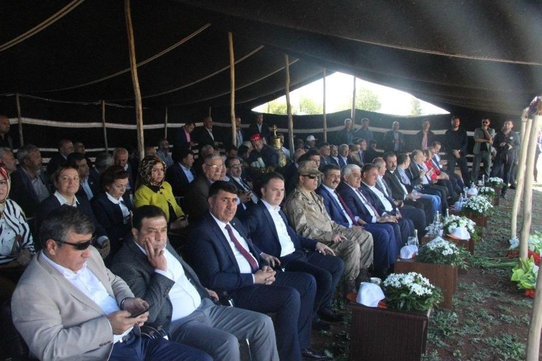 Suriye Sınırında &Ouml;zel Harekat G&ouml;zetiminde Buzağı Yarışması Yapıldı