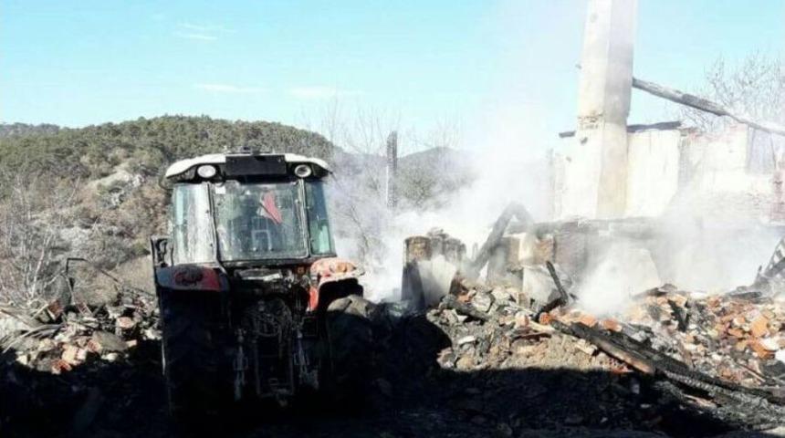 Taşköprü’de Yangında İki Aile Evsiz Kaldı