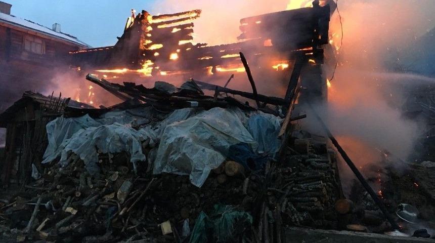 Kastamonu’da İki Katlı Ahşap Bina Yangında Köle Döndü