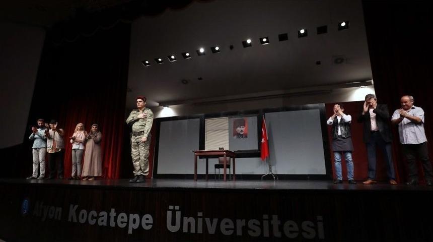 Afyonkarahisar’da ’yeniden Diriliş 15 Temmuz’ Gösterisi Sahnelendi