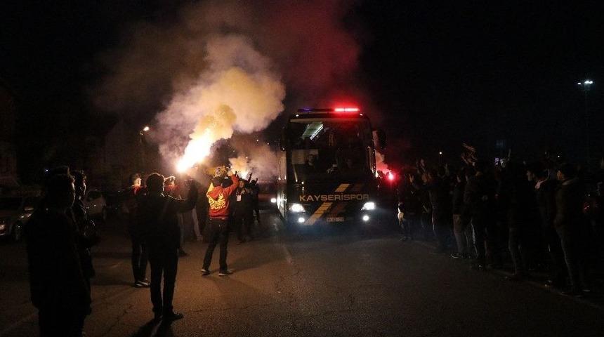 Beşiktaş Ve Kayserispor Stada Geldi