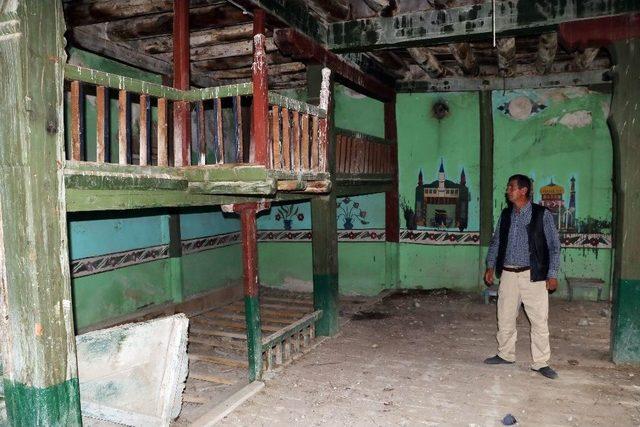 140 Yıllık Cami İlgisizlik Yüzünden Harabeye Döndü