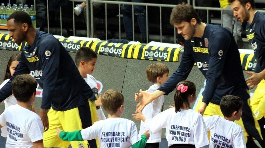 Fenerbah&ccedil;e &Ccedil;ocuklarla Sahaya &Ccedil;ıktı