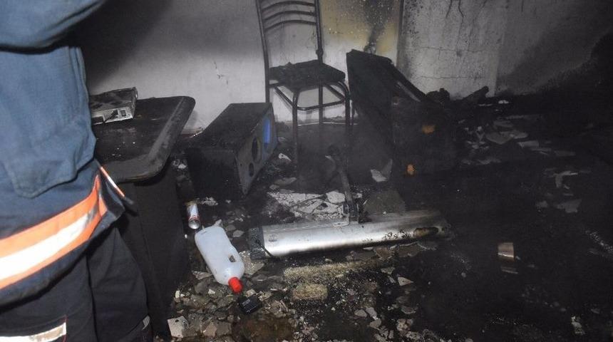 D&ouml;rt Katlı Binada &Ccedil;ıkan Yangın Korkuttu