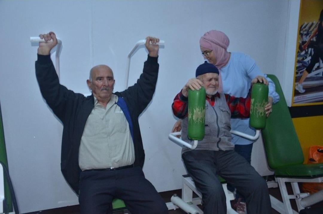 Bastonlarını Atıp Spor Salonuna Koştular