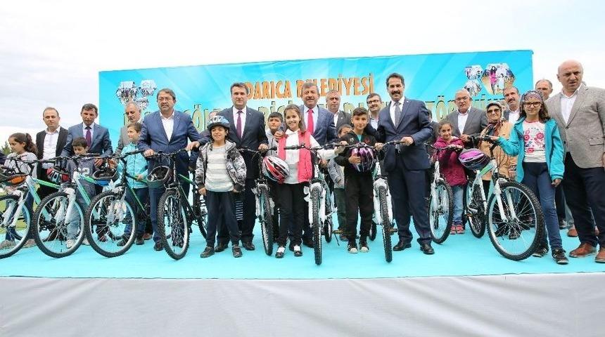 Darıca&rsquo;da Başarılı &Ouml;ğrenciler Bisikletle &Ouml;d&uuml;llendirildi
