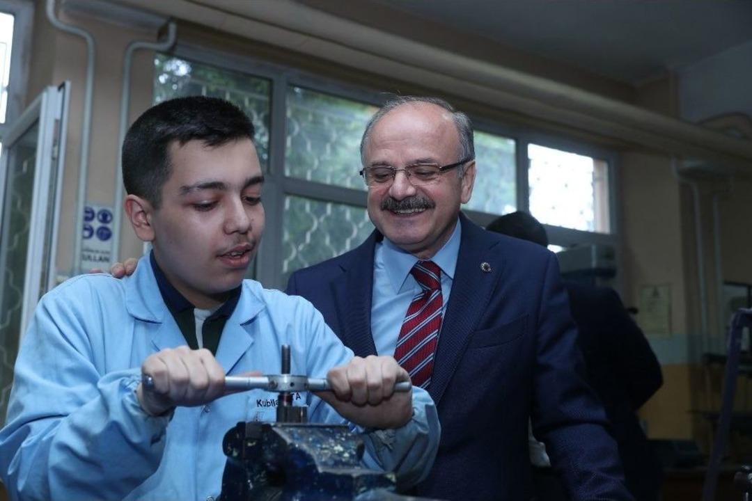 Vali &Ccedil;akacak, Eskişehir Atat&uuml;rk Mesleki Ve Teknik Anadolu Lisesi&rsquo;ni Ziyaret Etti