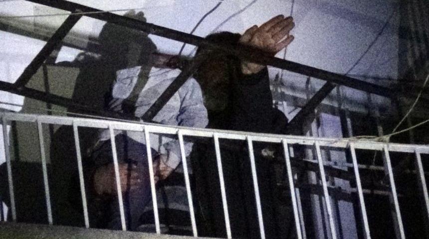 3 Yaşındaki Kızını Evinde Rehin Aldı