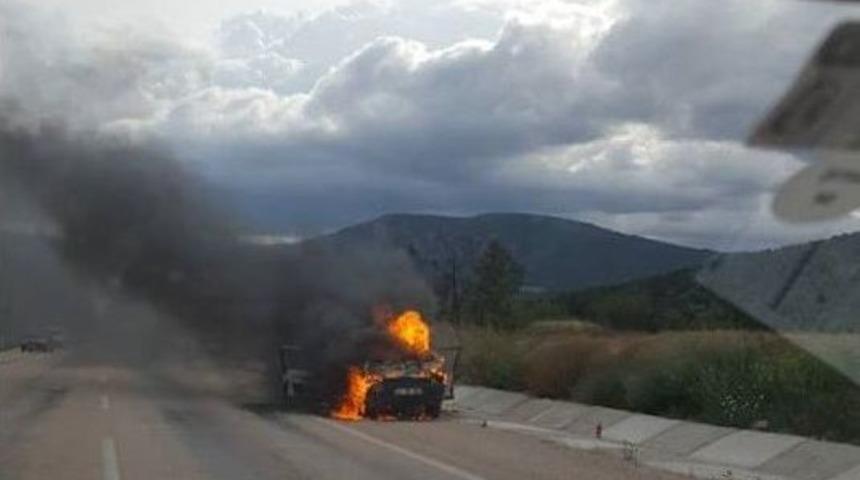 Seyir Halinde Alev Alan Otomobil Kullanılmaz Hale Geldi