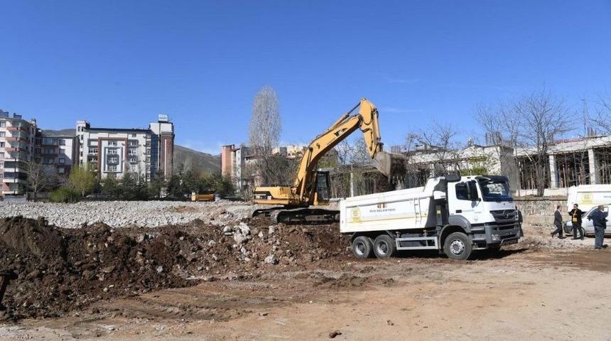 Muş Belediyesi Kent Meydanında Hafriyat &Ccedil;alışması Başlattı