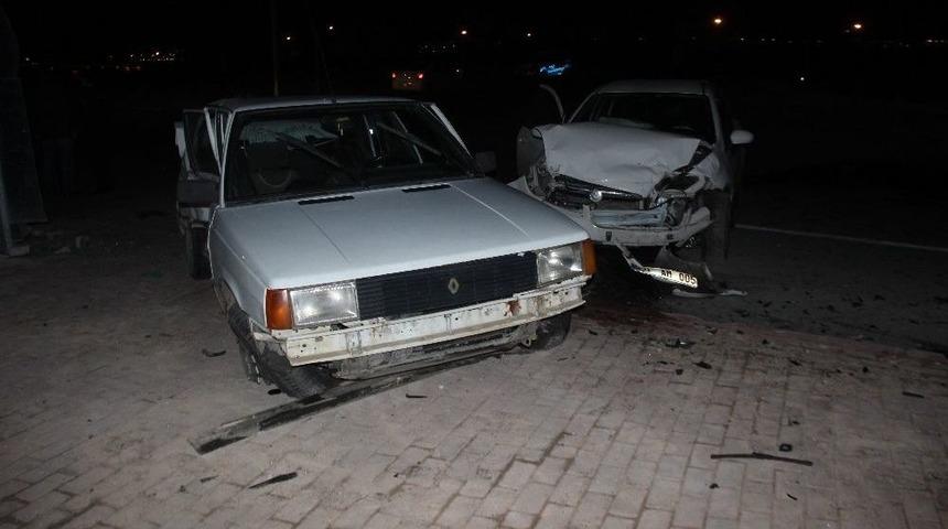 İki Otomobil Kavşakta &Ccedil;arpıştı: 8 Yaralı