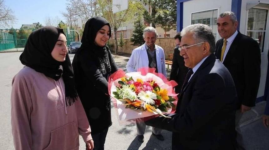 Başkan B&uuml;y&uuml;kkılı&ccedil; Liselilerle Buluştu