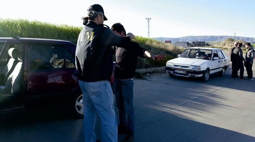 Silah Ka&ccedil;ak&ccedil;ılığından Aranan Şahıs Yakalandı