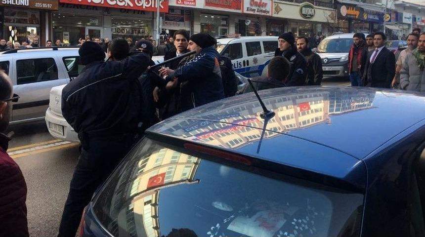 Erzurum&rsquo;da İki Grubun Kavgası Trafiği Kilitledi