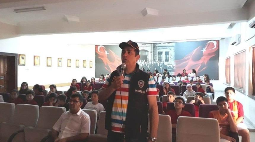 Mersin Polisinden &Ouml;ğrencilere &rsquo;g&uuml;venlik İnternet&rsquo; Eğitimi