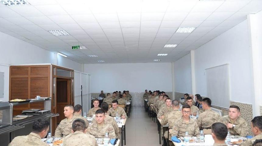 Vali &Uuml;nl&uuml; Askerlerle İftar Yaptı