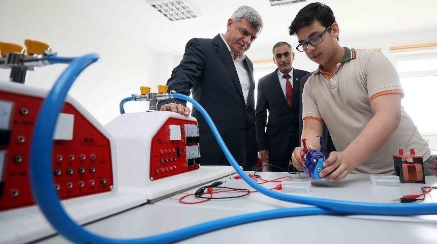 Başkan Karaosmanoğlu, Fen Laboratuvarının A&ccedil;ılışını Ger&ccedil;ekleştirdi