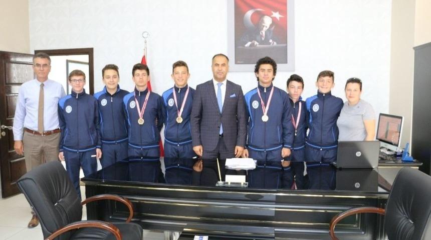 T&uuml;rkiye Şampiyonu Takım Para İle &Ouml;d&uuml;llendirildi