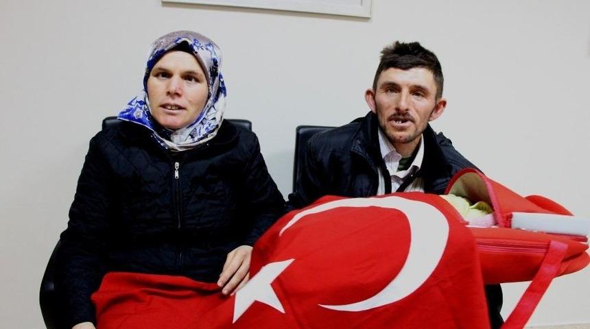 15 Yıl Sonra Çocuk Sahibi Olan Çift Bebeklerini Türk Bayrağına Sardı