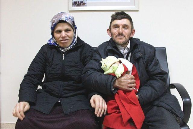 15 Yıl Sonra Çocuk Sahibi Olan Çift Bebeklerini Türk Bayrağına Sardı