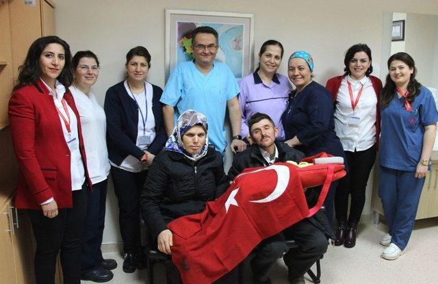 15 Yıl Sonra Çocuk Sahibi Olan Çift Bebeklerini Türk Bayrağına Sardı