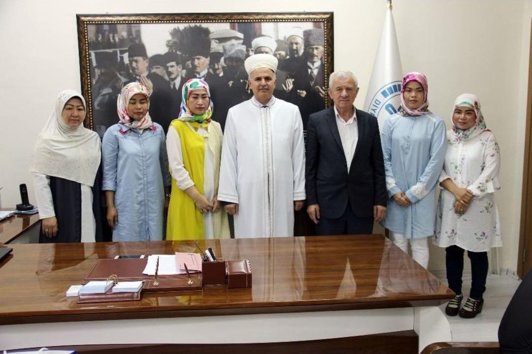 Taylandlı Kadınlar M&uuml;sl&uuml;man Oldu