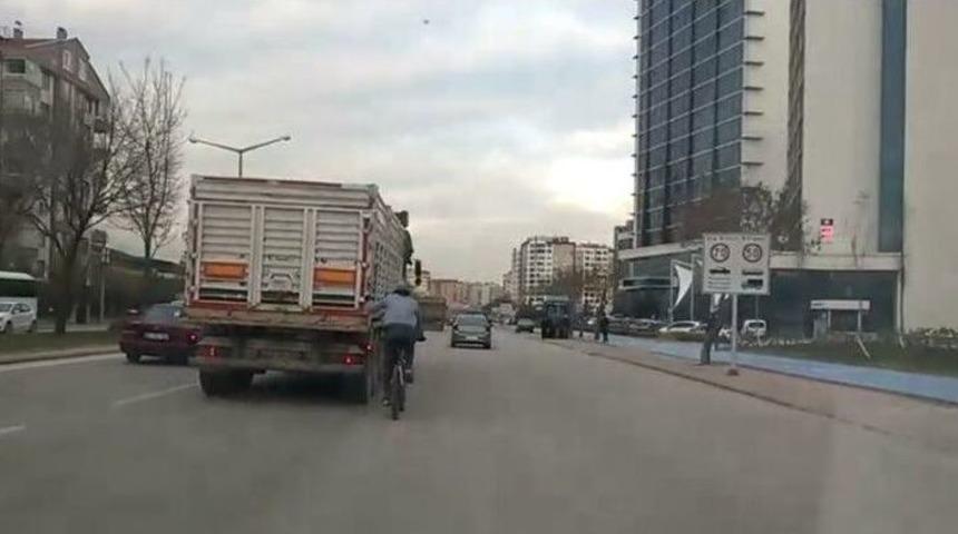 Canını Hi&ccedil;e Sayan Bisikletli Tırın Arkasına Takıldı