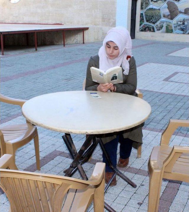 (özel Haber) Kitap Okuma Etkinliği Tek Kişiyle Başlayıp Tek Kişiyle Bitti