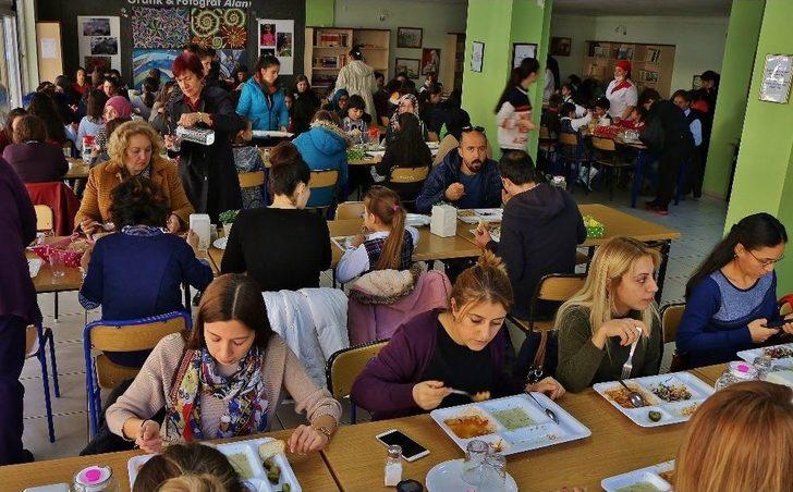 Bu Öğrenciler Her Gün 300 Kişiye Yemek Hazırlıyor G1