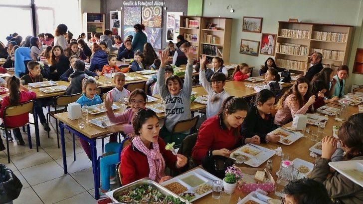 Bu Öğrenciler Her Gün 300 Kişiye Yemek Hazırlıyor G2