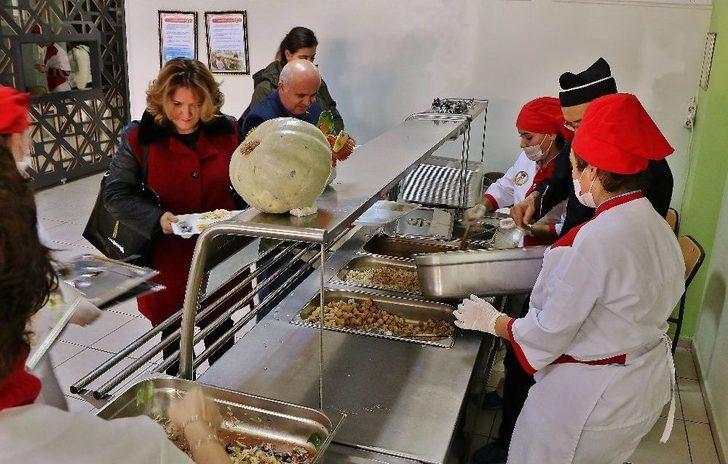 Bu Öğrenciler Her Gün 300 Kişiye Yemek Hazırlıyor G4