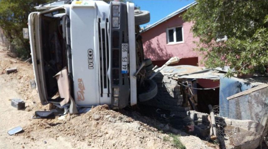 Tanker Bah&ccedil;e Duvarına &Ccedil;arparak Devrildi