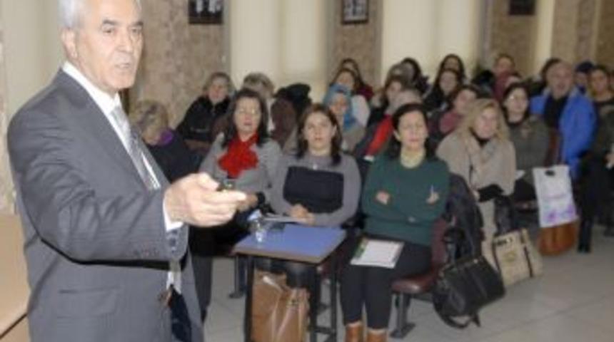 Eczacılara &Ccedil;ocuklardaki Şeker Hastalığı Anlatıldı