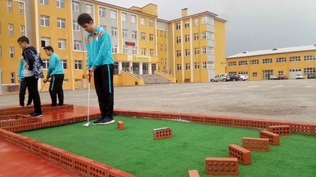 &Ouml;ğrencilerin Dikkat Becerisi İ&ccedil;in Mini Golf Sahası
