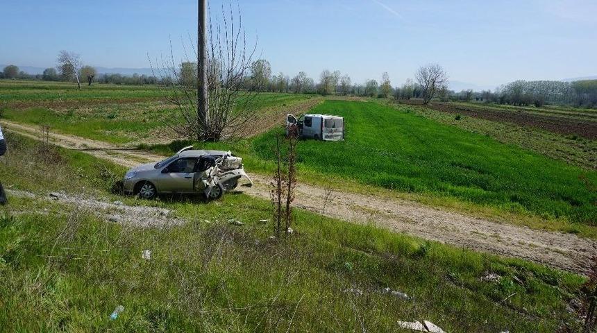 Panelvan Emniyet Şeridinde Duran Otomobile &Ccedil;arptı: 2 Yaralı