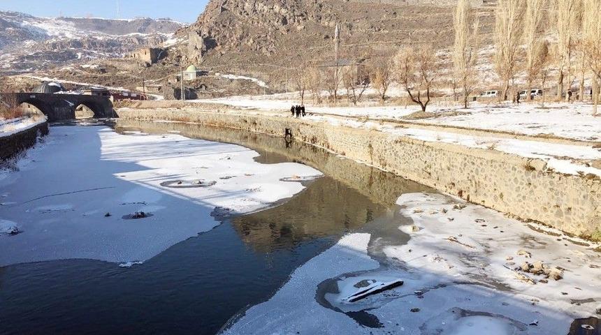 Kars &Ccedil;ayı&rsquo;na D&uuml;şen Vatandaşı İtfaiye Kurtardı