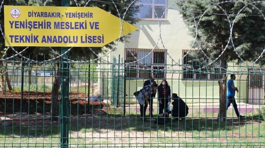 Okula Silahla Gelen &Ouml;ğrenci Dehşet Sa&ccedil;tı