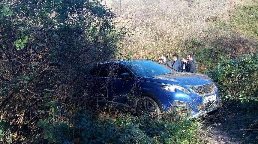 Beykoz&rsquo;da Yoldan &Ccedil;ıkan L&uuml;ks Ara&ccedil; Metrelerce Aşağı U&ccedil;tu
