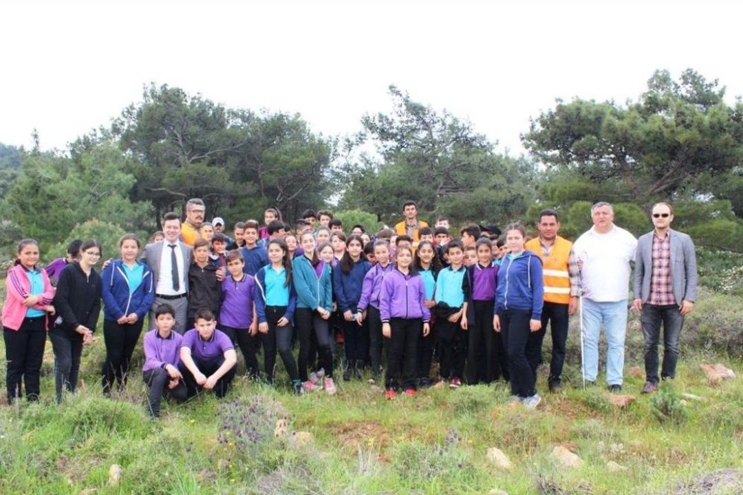 3 Yıl &Ouml;nce Yanan Ormanlık Alana &Ouml;ğrencilerden 120 Fidan
