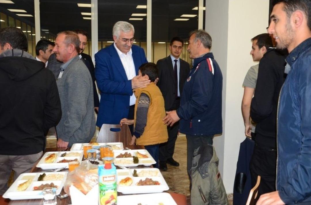 Başkan Bulutlar, Ak Parti Teşkilatına İftar Yemeği Verdi