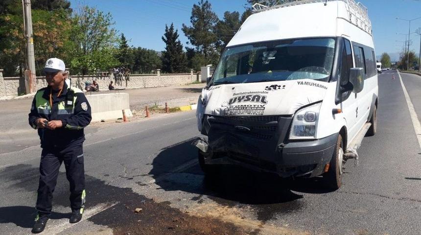 Ehliyetsiz S&uuml;r&uuml;c&uuml;n&uuml;n Kullandığı Minib&uuml;s Tankere &Ccedil;arptı: 4 Yaralı