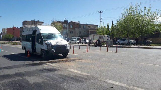 Ehliyetsiz Sürücünün Kullandığı Minibüs Tankere Çarptı: 4 Yaralı