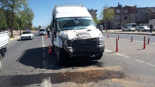 Ehliyetsiz Sürücünün Kullandığı Minibüs Tankere Çarptı: 4 Yaralı