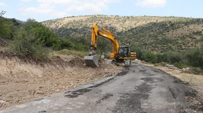 Manisa’da Yol Genişletme Ve Asfaltlama Çalışması
