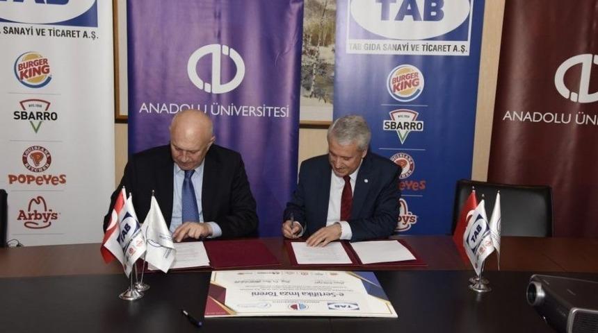 Anadolu &Uuml;niversitesi Her Alanda Eğitim İş Birliklerini S&uuml;rd&uuml;r&uuml;yor