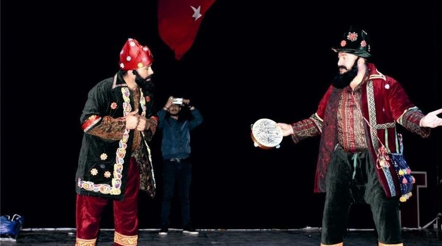 &Ccedil;ocuklar Hacivat Karag&ouml;z G&ouml;sterisine Yoğun İlgi G&ouml;sterdi