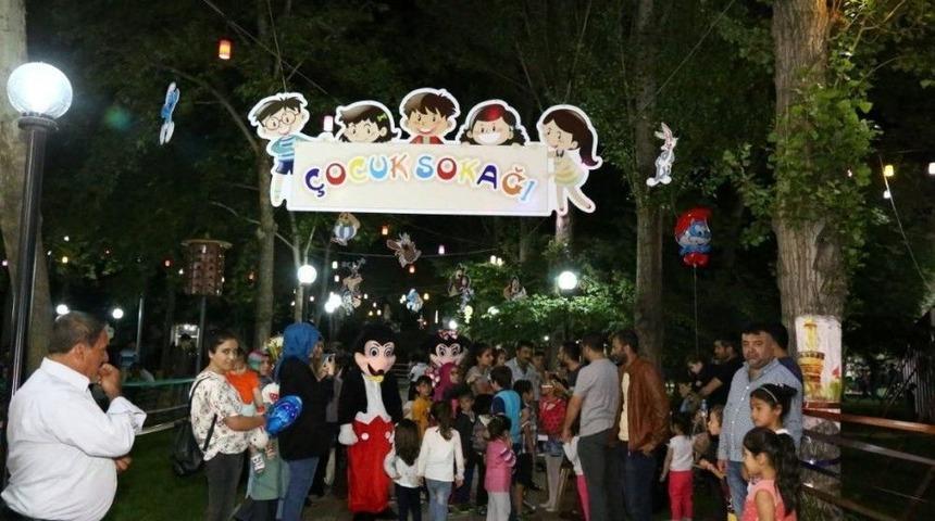 &Ccedil;ocuklar Ramazan&rsquo;da &Ccedil;ocuk Sokağında Eğleniyor