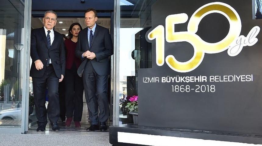 İzmir&rsquo;e &Uuml;&ccedil; &Uuml;lkeden &Uuml;&ccedil; Mesaj