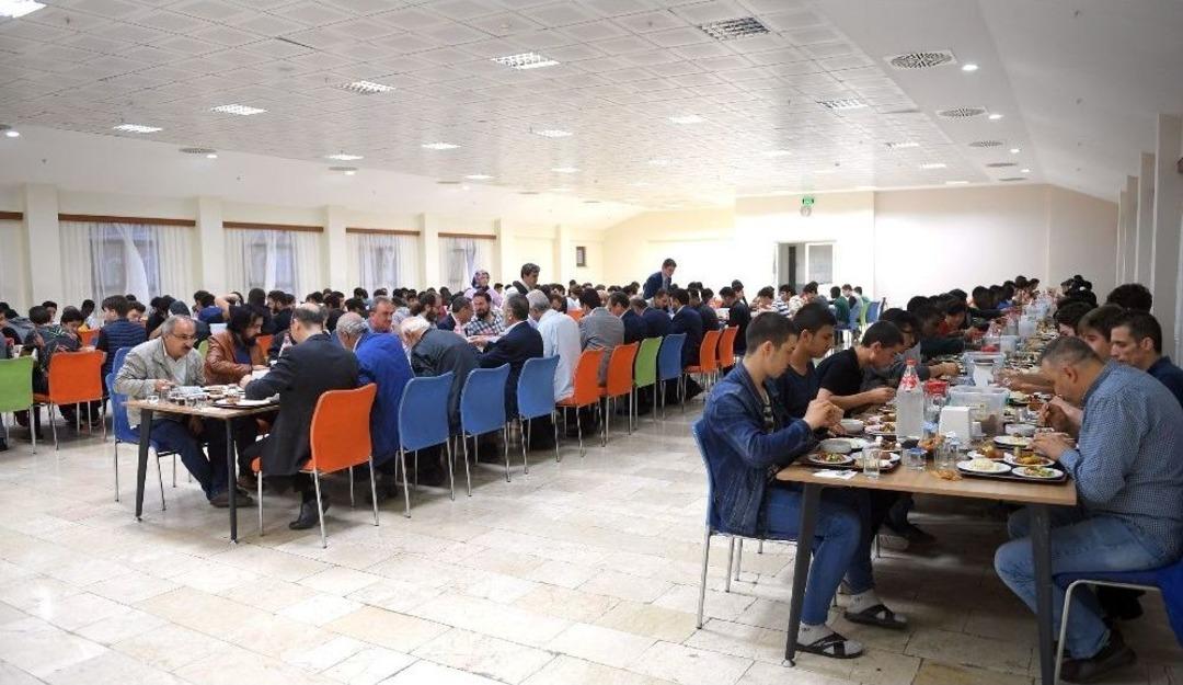 D&uuml;ndar 56 &Uuml;lkeden Gelen &Ouml;ğrencilerle Birlikte İftar Yaptı